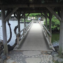 現在のお伝い橋の北側入口付近です。木製のしっかりした橋です。