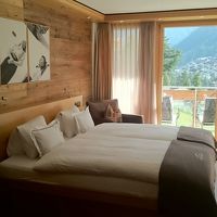 1泊目の部屋　(212号室）　木目調の室内