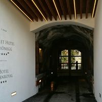 下のホテル入口（扉の向こうはトンネル）