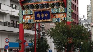 横浜中華街の南東側に位置する門