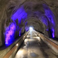 虹色の照明がきれいなトンネル（奥にエレベーターが）