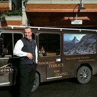 送迎車と運転手さん（ポーズを決めてくれました）