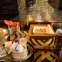 1階のバーでのウェルカムドリンク。ナッツ盛り付き。