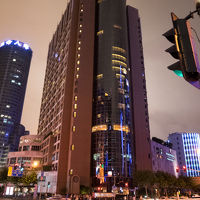 最寄駅から少し歩いた交差点にあります。