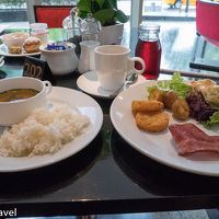 味噌汁、中華粥、フルーツ、など基本的なものは何でもある朝食。