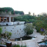 海側と反対にあるプールを望むレストラン。お酒も飲めます