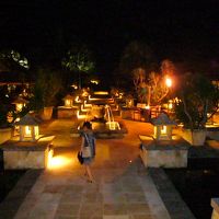 夜の中庭。ライトアップされててキレイです