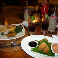 ホテル内の庭横にあるレストランの食事