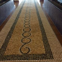 この石の廊下は痛くて渡りきれません