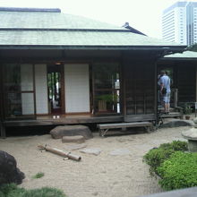 入口の門を入ると平屋の日本式建物があります。中島の御茶屋です