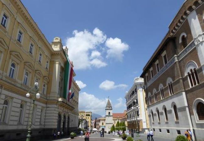 中心広場の後方に位置します