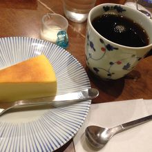 コーヒー（Lサイズ）とチーズケーキ