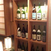 地下１階の入口の前、やはり空き瓶が飾られています