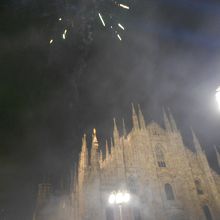 暗闇に浮かび上がる美しき白亜のドゥオモ。