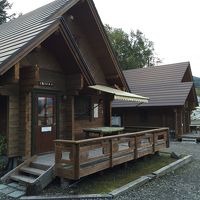 手前左側に車を横づけ！