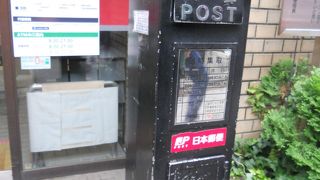 レトロな黒いポスト