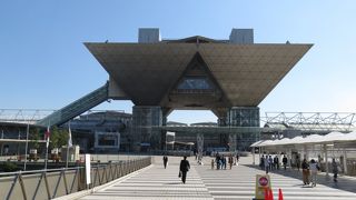 巨大な展示場