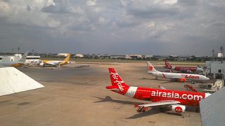 LCCが　多く乗り入れる　ハブ空港