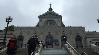 内部にエスカレーターがあります