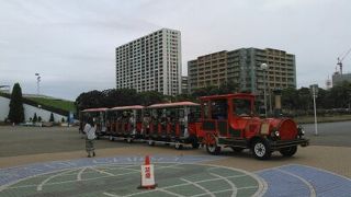広々とした東京湾に面した公園