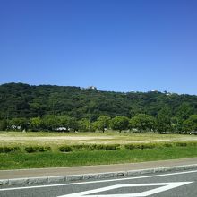 山の上に城郭が残っています。