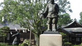 縁結びの象徴としての像。