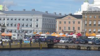 乗り場の横がこちらのマーケットだったので行ってみました