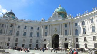 王宮の往時を感じるホーフブルク宮殿