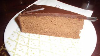 ザッハトルテを食べにデーメルへ。