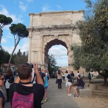 入ってすぐにある凱旋門