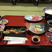 こちらは夕食です。部屋食でお酒を飲みながらいただきました。