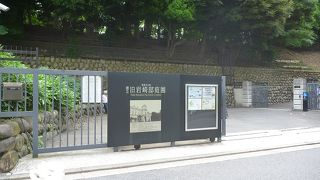 歴史を感じさせる近代建築の庭園