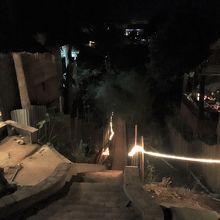 この橋のたもとにある