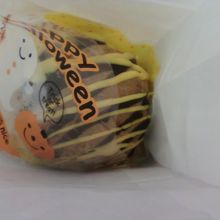 ハロウィン用かぼちゃのシュークリームひとつ170円（税込）。