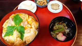 「親子丼」はセットになっています。単品ではありません。比内地鶏の歯ごたえが格別です。