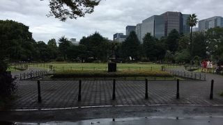 都会の中の公園の雰囲気が味わえます。