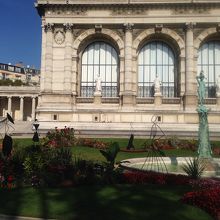 美術館前の庭。綺麗