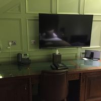 広い机。なぜかiPodもおいてありました。