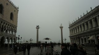 運河に面した広場