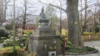 さりげなく建っている菩薩像