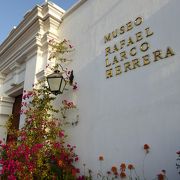 タクシーで行く場合、運転手には、PUEBLO LIBRE（プエブロ リブレ）と言うと博物館の場所を理解してもらえやすい