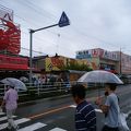 雨天でも人だかり