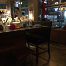 落ち着いた雰囲気の店内