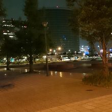 公園の夜の風景です。ライトアップも良いです。