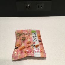ブース席のコンセントと何時も食べているおつまみ