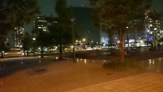 みなとみらいのオシャレな通りにある公園