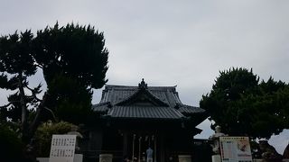 逗子・葉山の森戸海岸が眺められる神社。入り口の大きな通りが特徴的。