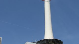 駅ビルに映る京都タワーが美しい