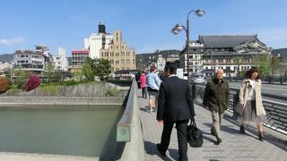 車も人も多いがいい橋です。