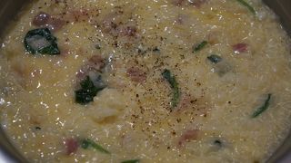 カウンター席だけの限られたスペースですが